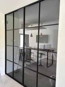 Separador de ambiente de cristal de tipo industrial (cerrado).