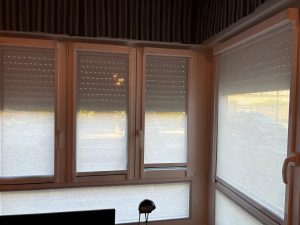 Ventanas de PVC con estor translúcido.