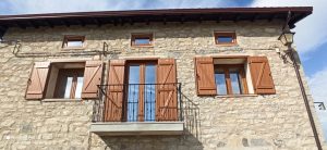 Contraventanas de aluminio abatibles, con acabado de imitación de madera.