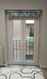 Ventanas para balcón de PVC con estor enrollable decorativo.